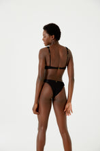 Carregar imagem no visualizador da galeria, Model Back: Blueman Top Top Wavy Shine Preto
